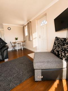 Bentley's Cosy Cottage- Perfect for Families, Contractors and Long Stays-Sleeps 5-Pet Friendly - 4