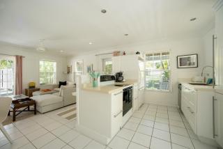 Peach House DOWN - Stylish Suite on Landscaped Grounds apts - 3