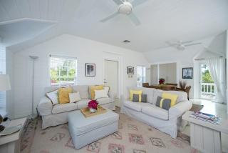 Peach House UP - Stylish and Sunny Top Floor Suite Walk to Town apts - 7