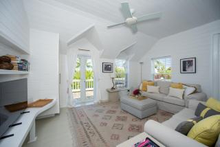 Peach House UP - Stylish and Sunny Top Floor Suite Walk to Town apts - 5