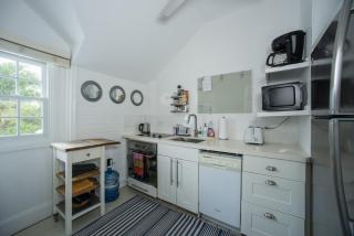 Peach House UP - Stylish and Sunny Top Floor Suite Walk to Town apts - 3
