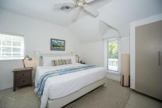 Peach House UP - Stylish and Sunny Top Floor Suite Walk to Town apts - 2