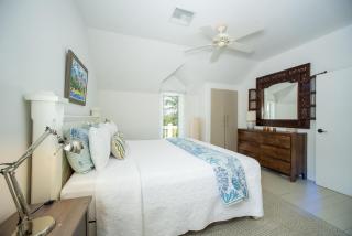 Peach House UP - Stylish and Sunny Top Floor Suite Walk to Town apts - 1