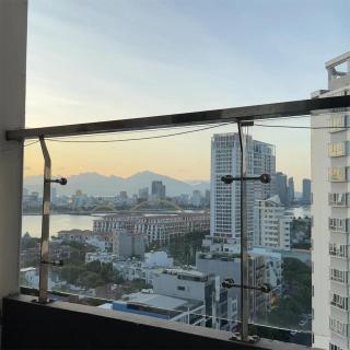 Monarchy Apartment with Dragon Bridge View - 3