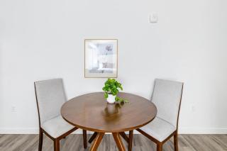 Landing Stylish 1BD in Central City - 8
