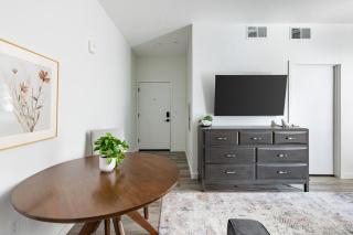 Landing Stylish 1BD in Central City - 6