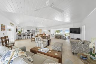 Outer Reef - Newly Remodeled Beachfront House, Walk Rest Bar home - 6