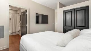 Landing Stylish 1BD Gym Clubhouse - 2