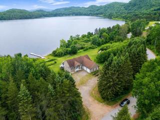 Le Repos de L'Ours Waterfront Chalet with Private Dock - 0