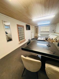 Spacious apartment with private entrance & parking - 1