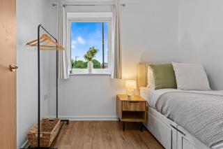 Stylish Central Warrington Stay - 4