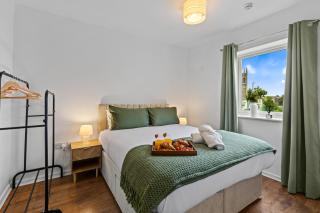 Stylish Central Warrington Stay - 5