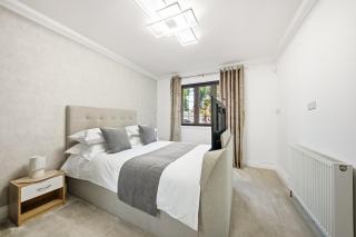 Pet Friendly 4-Br Sleeps 8 with Hot Tub & Pool - 9