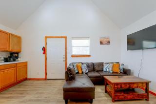 Walk to Main Street! Cozy Stockdale Cabin - 7