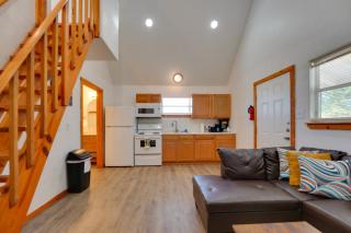 Walk to Main Street! Cozy Stockdale Cabin - 4