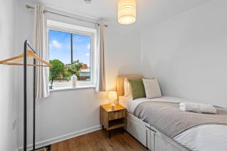 Stylish Central Warrington Stay - 8
