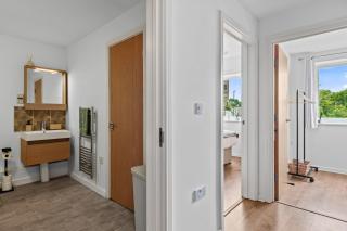 Stylish Central Warrington Stay - 6
