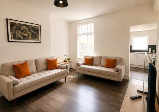 4 bed, Sleeps6, Free Parking, Contractors, Groups, Tourists, Travel, Business, Short And Long Term Stays Welcome, Great Rates Available At Peachy Stays - 4