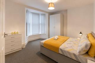 4 bed, Sleeps6, Free Parking, Contractors, Groups, Tourists, Travel, Business, Short And Long Term Stays Welcome, Great Rates Available At Peachy Stays - 5