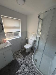 2 Bed House with FREE Parking - Long Stays - 7