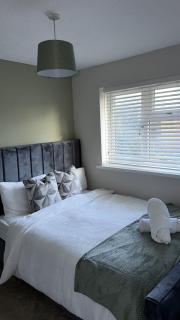 2 Bed House with FREE Parking - Long Stays - 3