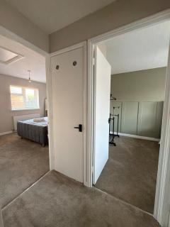 2 Bed House with FREE Parking - Long Stays - 1