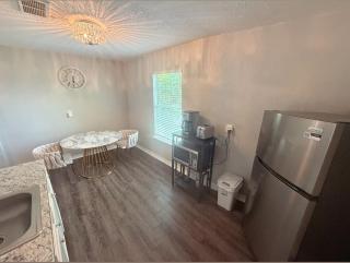Newly Remodeled Oasis - Fast WiFi Vit C Shower Free Parking Near IAH DT & Pass Program - 3