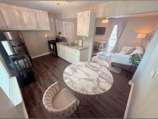 Newly Remodeled Oasis - Fast WiFi Vit C Shower Free Parking Near IAH DT & Pass Program - 6