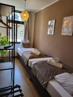 Bahnhofsnahes Apartment 8 mit Boxspringbetten, TV, Wifi, Balkon - 5