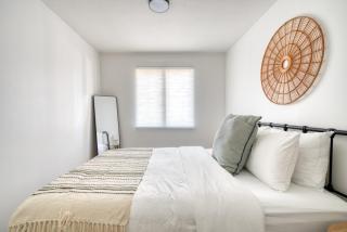 2BR Bungalow - Private Yard - Off-Street Parking - 9