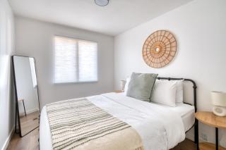 2BR Bungalow - Private Yard - Off-Street Parking - 5