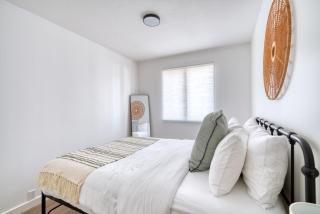 2BR Bungalow - Private Yard - Off-Street Parking - 3