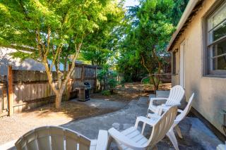 2BR Bungalow - Private Yard - Off-Street Parking - 6