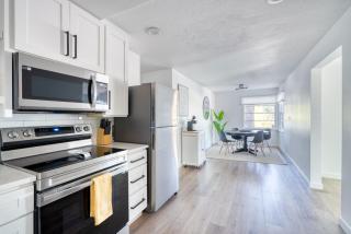 2BR Bungalow - Private Yard - Off-Street Parking - 9