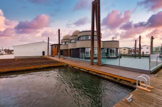 Aqua Star - Iconic Floating Home Seen on HGTV - 0