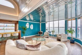 Aqua Star - Iconic Floating Home Seen on HGTV - 4