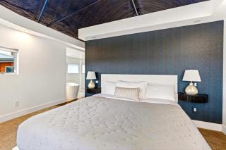 Aqua Star - Iconic Floating Home Seen on HGTV - 8