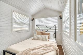 Noir-Emerald - Modern TinyLux in Portland - 3