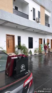 J&E luxury Apartment and lounge limited - 8