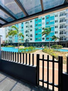 Resort-Inspired Ground Floor Studio with Private Patio - 0