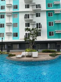 Resort-Inspired Ground Floor Studio with Private Patio - 4