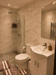 Spacious retreat, perfect for families - 4