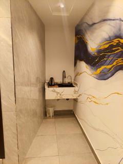 Large studio with sea views and Jeddah Tower, with a beach for swimming - 7