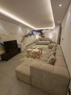 Large studio with sea views and Jeddah Tower, with a beach for swimming - 5