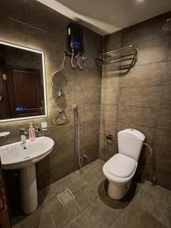Large studio with sea views and Jeddah Tower, with a beach for swimming - 4