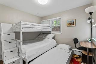 Duplex 2 in Waukegan Naval base & Six Flags Sleep 11 - 6