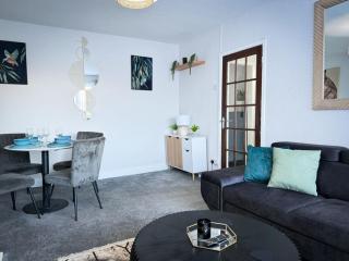 Cosy Southport Bungalow 2 Bedroom with Parking - 3