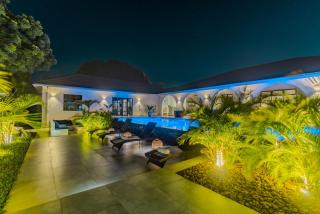 Sky Villa - Luxury Pool Retreat - 6