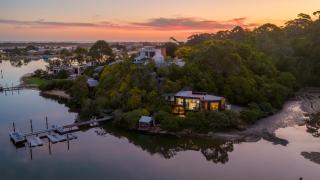 The Hide Away - Scenic Waterfront Escape - 0