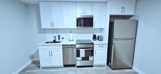Modern Chic Retreat - Spacious 2 Bedrooms & Full kitchen Southwest Calgary - 3